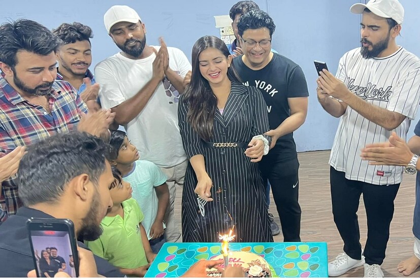 তানজিন তিশা। বাংলাদেশের টেলিভিশন এবং নাটকের জনপ্রিয় মুখ। বাংলাদেশের নাটকের একটা আলাদা জায়গা রয়েছে গোটা বিশ্বের কাছেই। মজার ছলে বা সহজ করে কীভাবে কঠিন বার্তা মানুষের কাছে পৌঁছে দিতে হয়, তাই করে দেখাচ্ছে বাংলাদেশের নাটক। আর তানজিন তিশা সেই নাটকের জনপ্রিয় মুখ। photo source Facebook