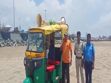 মন্দারমণির সৈকতে পুলিশের প্রচার৷ 