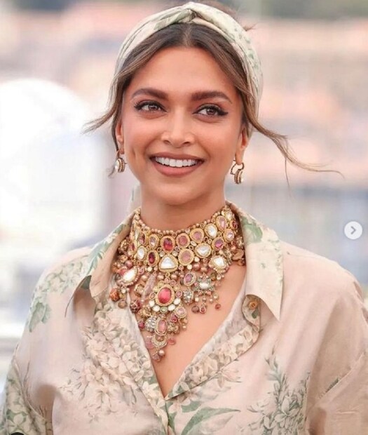 দীপিকার গলার নেক পিসটি বানিয়েছেন সব্যসাচী। পোলকি ডায়মন্ডের কাজ করা এই নেকপিস নজরে এসেছে সকলের!