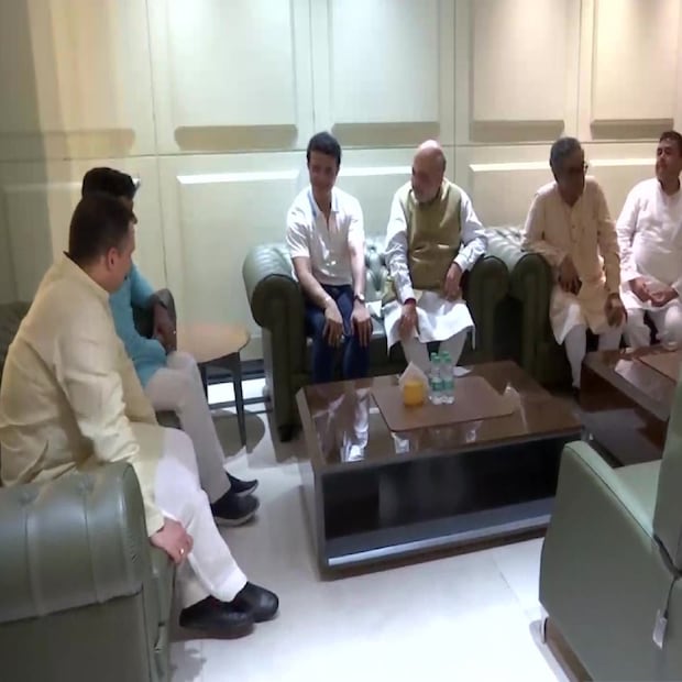 অমিত শাহের সঙ্গেই সৌরভের বাড়িতে যান বিরোধী দলনেতা শুভেন্দু অধিকারী, বিজেপি রাজ্য সভাপতি সুকান্ত মজুমদার, সাংসদ স্বপন দাশগুপ্তের মতো বিজেপি নেতারা৷ 