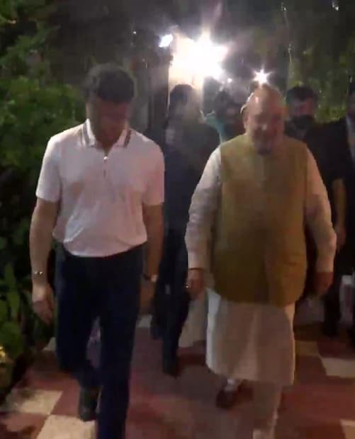 এ দিন রাত আটটার কিছু আগে সৌরভের বেহালার বাড়িতে পৌঁছন অমিত শাহ৷ নীচে নেমে এসে পুষ্পস্তবক দিয়ে সৌরভ নিজে অমিত শাহকে স্বাগত জানান৷ 