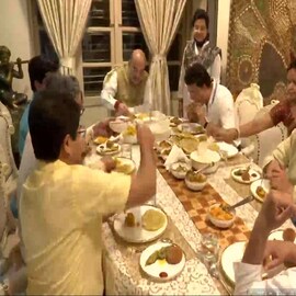 ফুল দিয়ে বরণ সৌরভের, নিজের হাতে খাওয়ালেন ডোনা, বাঙালি মেনুতে মিটল শাহি সাক্ষাৎ