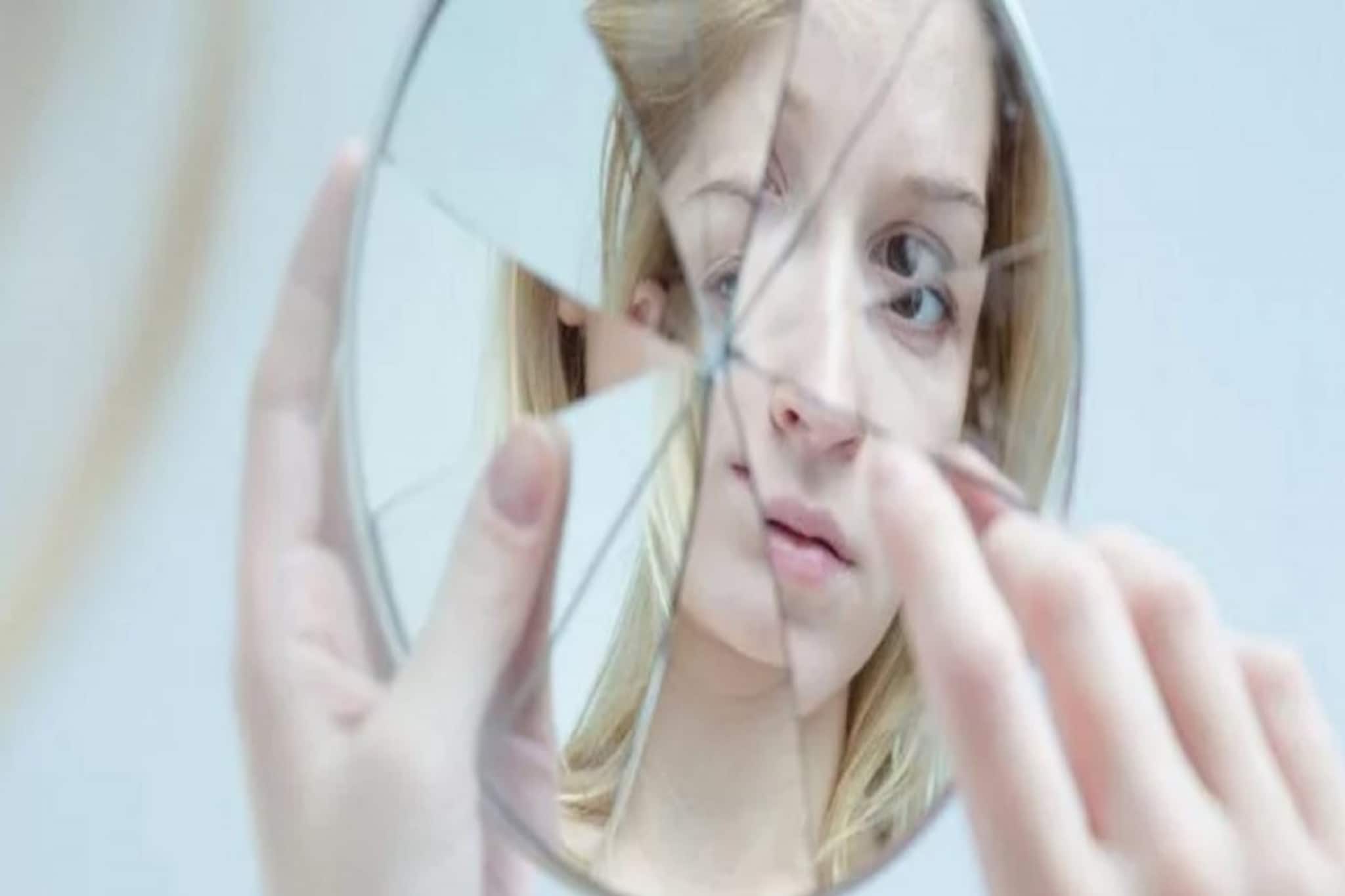 ভাঙা আয়নায় মুখ দেখতে নেই কেন? কারণ জানলে চমকে যাবেন! মৃত্যুর সঙ্গে যোগ