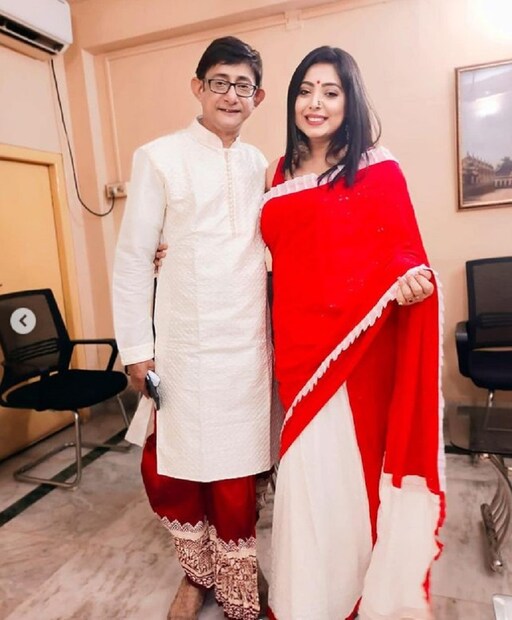 তা হল কাঞ্চন মল্লিকের সঙ্গে তাঁর প্রেম। এমনটাই দাবি করেছিলেন কাঞ্চনের স্ত্রী পিঙ্কি। যদিও সে সময় শ্রীময়ী বলেছিলেন, কাঞ্চন তাঁর দাদার মতো। ২৭ বছরের বড়। কাঞ্চনের সঙ্গে প্রেমের প্রশ্ন ওঠেই না। photo source Instagram 