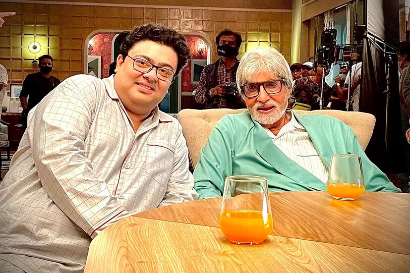 অমিতাভ বচ্চন। বলিউডের বিগ-বি। বি-টাউনে তাঁর একের পর এক সুপারহিট ছবি। কত গল্প, কত উৎসাহ, কত স্বপ্ন রোজ তৈরি হয় এই মানুষটাকে ঘিরে। জীবনে একবার বিগ-বির সঙ্গে অভিনয় করতে কে না চান! তবে তাঁর জন্য শুধু ভাগ্য নয়, দরকার দারুণ অভিনয় ক্ষমতা। photo source Facebook 