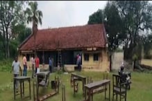 কালো কালিতে কাটা হল বিদ্যালয়ের নাম! জমি দখল করতে স্কুল উচ্ছেদ রেলের ! কালো কালিতে কাটা হল বিদ্যালয়ের নাম! জমি দখল করতে স্কুল উচ্ছেদ রেলের !