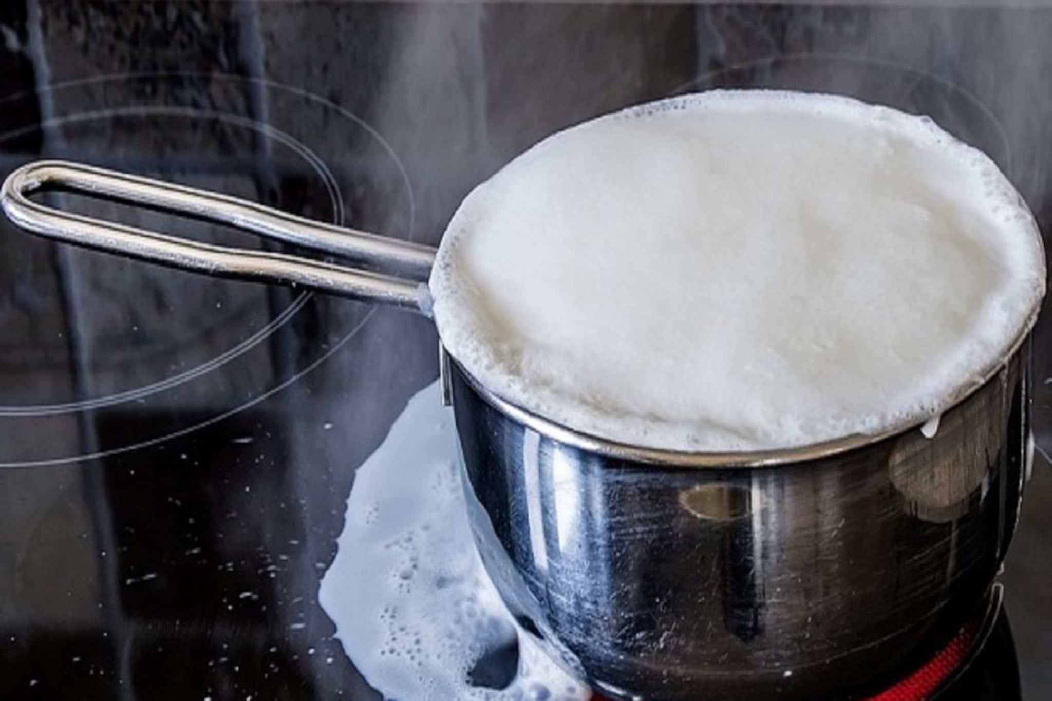 প্রায়ই দুধ উথলে পড়ে? শুভ নাকি চরম অশুভ শক্তির ইঙ্গিত? জানুন জ্যোতিষ মত