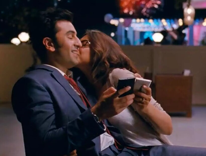আনন্দে থাকাটাই যে কোনও সম্পর্কের মূল চাবিকাঠি: সম্পর্কে থাকতে থাকতে অনেক সময় আমরা নিজেদেরকেই হারিয়ে ফেলি। ব্রেক-আপ হলে নিজেদের আবার খুঁজে পাওয়ার সুযোগ মেলে। তাই সম্পর্ক ভাঙলে আগের মতো হয়ে যেতে হবে। প্রেমের ক্ষত সারার জন্য সময় দিতে হবে নিজেকে। থাকতে হবে আনন্দে। আর এটা দেখেই হয় তো প্রেমিকা আর একটা সুযোগ দিতে পারেন। আসলে মেয়েরা সাধারণত আত্মবিশ্বাসী পুরুষদেরই পছন্দ করেন। Representational Image