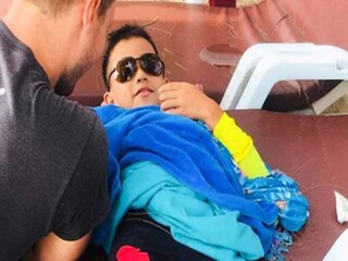 হাঙর কামড়ে ধরেছিল পা, রীতিমতো রুদ্ধশ্বাস লড়াই করে প্রাণে বাঁচল সাহসী বালক!