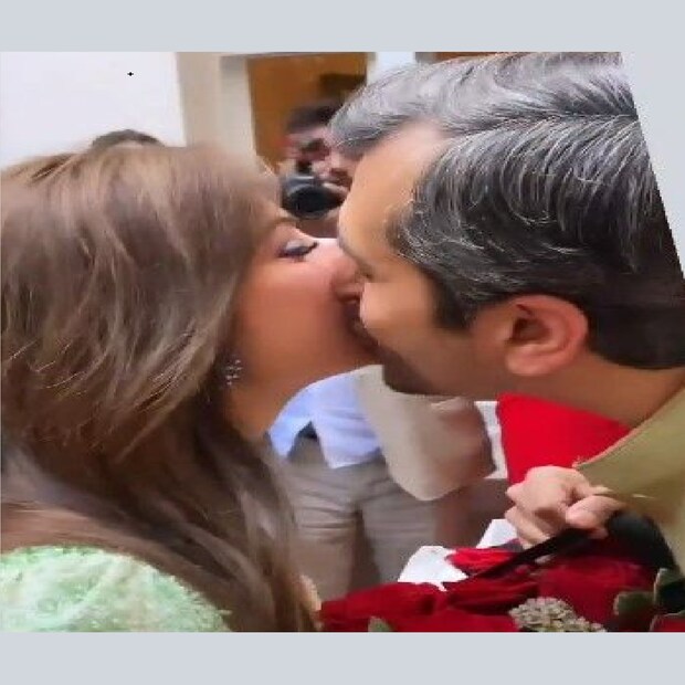 *ইতিমধ্যেই তাঁর প্রি ম্যারেজ অর্থাৎ বিয়ের আগের যে সব আচার থাকে, তা সম্পন্ন হয়েছে৷ সেই ছবি একেবারে তাঁর বেবি ডল গানের মতেই হিট! হবু বরকে সামনে পেয়ে, সকলের সামনেই তিনি ঠোঁটে রেখেছেন ঠোঁট৷ সেই চুমুর ছবি হয়েছে ভাইরাল! ভারতীয় সংস্কৃতিতে এখন কিছুটা গোড়ামি রয়েছে৷ তাই বিয়ের আগে এভাবে খুল্লাম খুল্লা চুমু নিয়ে বেশ চর্চা শুরু হয়েছে৷ 