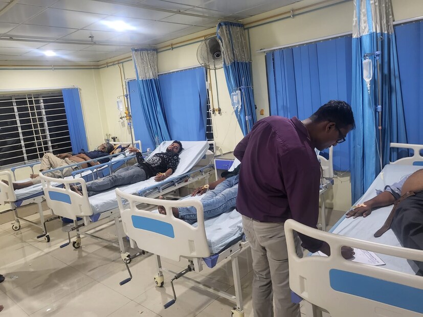 কোনও মতে রক্ষা পেল বিমানটি। কিন্তু আহত হলেন ৪০ জন যাত্রী। তাঁদের মধ্যে ১০ জনের আঘাত গুরুতর। আহতদের ভর্তি করানো হয়েছে অণ্ডালের স্থানীয় হাসপাতালে।