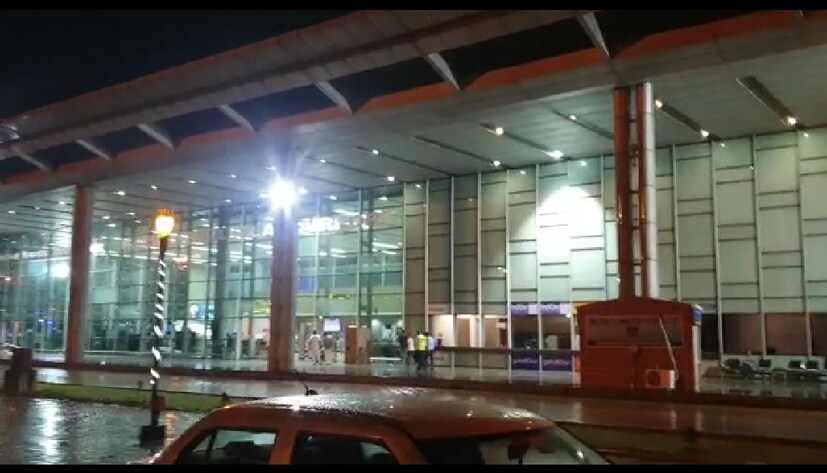 জানা গিয়েছে, মুম্বই থেকে বিকেল ৪টে ৫৭ মিনিটে যাত্রা শুরু করে স্পাইসজেট সংস্থার বিমানটি। কিন্তু অবতরণের কিছুক্ষণ আগেই প্রবল ঝড়ের কবলে পড়ে। কোনও মতে বিপদ সামাল দেন পাইলট। ভেঙে পড়ার হাত থেকে বাঁচে বিমানটি। কিন্তু দারুণ ঝাঁকুনি হয়। আচমকা এই ধাক্কায় ভয়ঙ্কর আহত হন যাত্রীরা।
