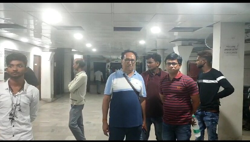 কেউ সিটবেল্ট ছিঁড়ে ছিঁটকে পড়েন। পায়ে প্রবলভাবে চোট পান। কারও মাথায় লেগেছে চোট। আকস্মিক এই কাঁপুনি ও প্রাণভয়ে মানসিকভাবেও বিপর্যস্ত যাত্রীরা।