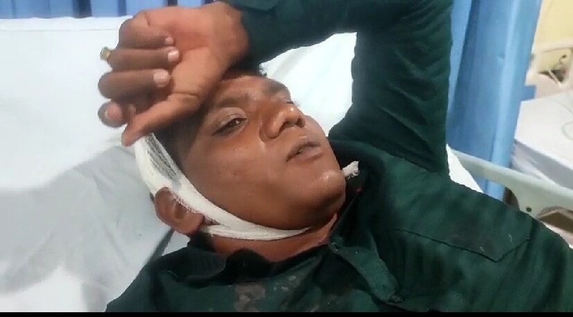 প্রায় আধ ঘণ্টা আগে হঠাৎ বিমানে প্রচণ্ড ঝাঁকুনি শুরু হয়। যাত্রীদের বয়ান অনুযায়ী পর পর কেঁপে ওঠে বিমান। আকস্মিক ধাক্কায় প্রবলভাবে জখম হন কেউ কেউ। 
