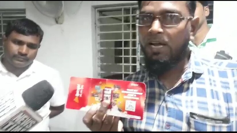 যাত্রীদের অভিযোগ অণ্ডাল বিমান বন্দর কর্তৃপক্ষের বিরুদ্ধে। খবর পাওয়া সত্বেও কোনো অ্যাম্বুলেন্স ছিল না বলেও অভিযোগ যাত্রীদের একাংশের। এক ঘন্টা পর অ্যাম্বুলেন্স এসেছে। ডাক্তার, নার্স কেউ ছিল না বলেও অভিযোগ তুলেছেন যাত্রীরা।