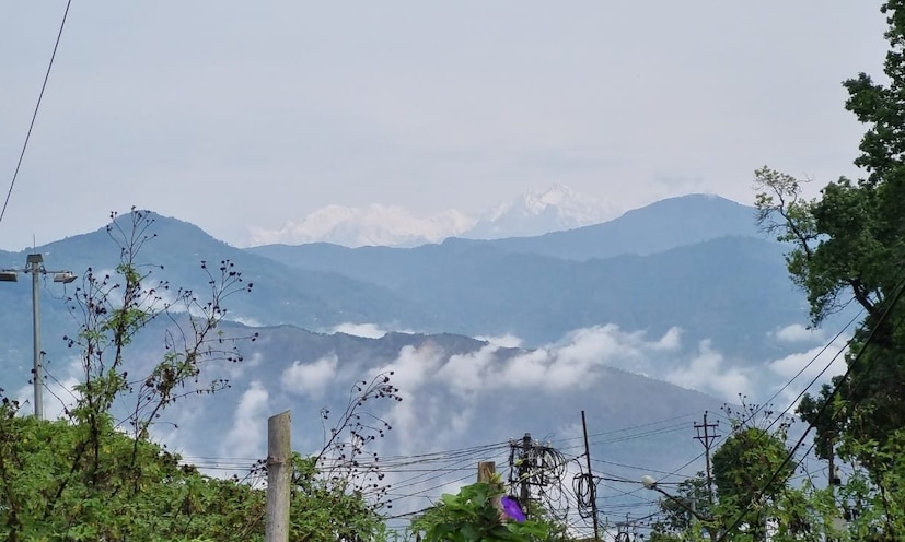 দার্জিলিংয়েও আজ আবহাওয়া বেশ ভাল। গতকাল দিনভর বৃষ্টির পর আজ সকাল থেকেই দেখা মিলেছে রোদের।