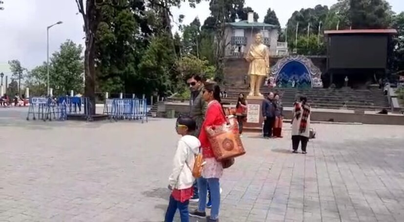 কুয়াশা আর মেঘের জন্যে কাঞ্চন দর্শন না হলেও মনোরম আবহাওয়ায় খুশী পর্যটকেরা। পর্যটকদের ভিড়ে জমজমাট ম্যাল। 