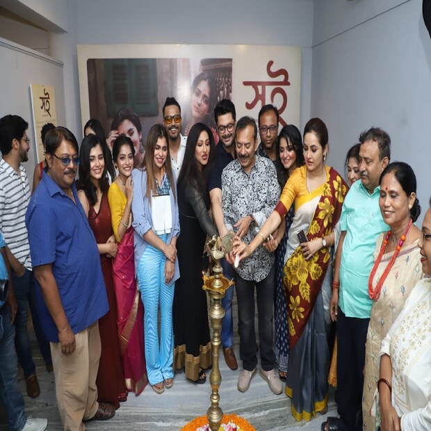সেলিব্রিটি ফটোগ্রাফার তথাগত ঘোষের সপ্তম ফটোগ্রাফি এক্সিবিশন 'সই'এর উদ্বোধন হল রবিবার। আগামী ১৮ থেকে ২২ মে চলবে এই প্রদর্শনী। প্রদর্শনীতে এই বছর অন্তঃপুর বাসিনী দুই নারীর গল্প তুলে ধরেছেন তথাগত। প্রদর্শনীর নাম 'সই'। 