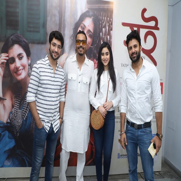 প্রদর্শনীতে উপস্থিত ছিলেন তথাগতর খুব ভাল বন্ধু অভিনেতা গৌরব ও অভিনেত্রী ঋদ্ধিমা৷ গৌরব জানান যে এমনভাবে গল্প বলার কম হয়৷ খুবই দারুণ এই কাজ৷ ঋদ্ধিমা জানান যে ছবিগুলি দেখতে দেখতে গল্পের সঙ্গে সুন্দর সুরের মুর্ছনাও কানে বাজছিল তাঁর৷ 