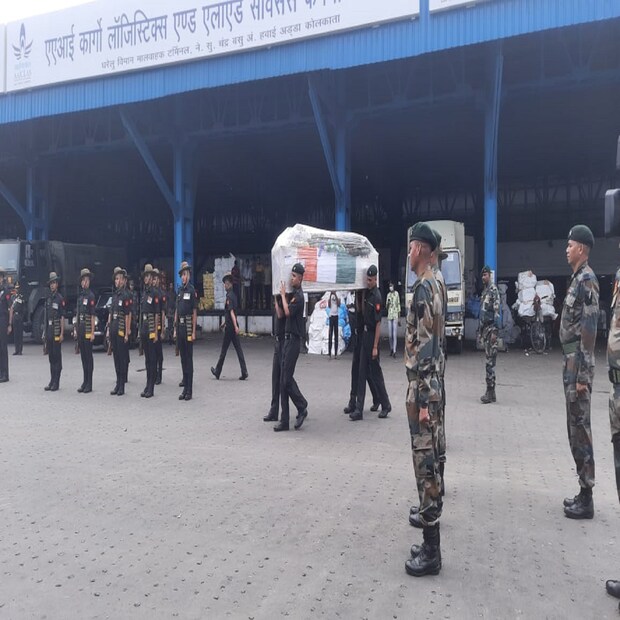 *গত ২৭ তারিখ লাদাখ থেকে সিয়াচেন যাওয়ার পথে টুকটুক সেক্টরে শিয়ক নদীতে সেনা জাওয়ানদের বাস খাঁদে পড়ে যায়। বাপ্পাদিত্য-সহ ৭ জাওয়ানের মৃত্যু হয়। সেনা জাওয়ানের পরিবার সূত্রে খবর, ২০০৯-এ সেনাবাহিনীতে যোগ দেন বাপ্পাদিত্য। 