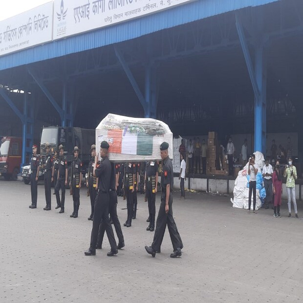 *বাঙালি এই জাওয়ানের বাড়িতে রয়েছেন মা, বাবা, স্ত্রী৷ রয়েছে ১১ মাসের শিশুকন্যাও৷ বাবাকে ঠিকভাবে দেখা বা চিনে ওঠার আগেই পিতৃহারা হল এই কন্যা৷ মৃত জাওয়ানের বাড়িতে যেন চোখের জল শুকোচ্ছে না পরিবারের কারও৷ দু’দিন ধরেই বাড়িতে অনবরত কান্নার রোল উঠছে৷ 