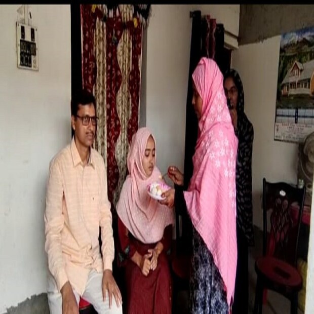 *শারিফা খাতুন বলেন, আমি পরীক্ষা ভাল দিয়েছিলাম। ভেবেছিলাম রাজ্যে মেধা তালিকায় নাম থাকবে।তবে প্রথম হব ভাবতে পারিনি। আমি খুব খুশি। আমার এই সাফল্যের পেছনে শিক্ষক শিক্ষিকা ও বাবা মায়ের ভুমিকা রয়েছে।আমি আগামীতে একজন স্ত্রীরোগের চিকিৎসক হতে চাই। তবে অভাবের সংসারে পরিবার হয়তো খরচ চালাতে পারবেনা। তাই আমি রাজ্য সরকারের কাছে সাহায্যের আবেদন জানাচ্ছি।