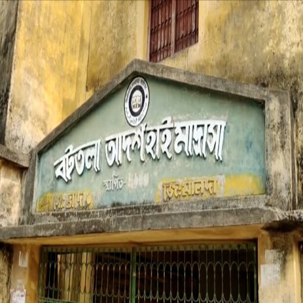 *শরিফা খাতুনের বাবা উজির হোসেন পেশায় ঝালমুড়ি বিক্রেতা। মা সোয়েফা বিবি গৃহবধূ। শরিফা খাতুনের পাঁচ ভাই-বোন। শারিফা সবথেকে ছোট। অতি কষ্টে পড়াশুনা করছেন তিনি। তবে নিয়মিত নিজের পড়াশোনা ঠিক রেখেছেন। প্রতিদিন নিয়মিত বাড়িতে প্রায় নয় ঘণ্টা পড়াশোনা করতেন। পাশাপাশি মাদ্রাসার শিক্ষক শিক্ষিকারা সাহায্যের হাত বাড়িয়ে দিয়েছিলেন। 