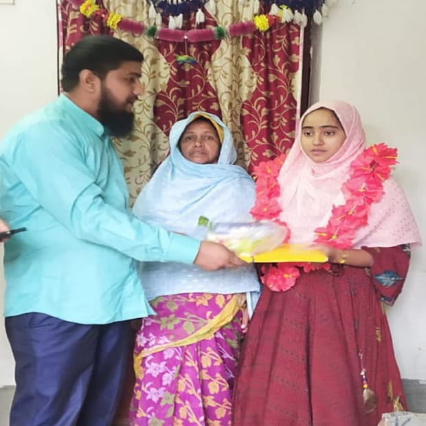 *তিনি বলেন, মেয়ে ভাল ফল করেছে তাতে আমি খুব খুশি। তবে মেয়েকে আর পড়াশোনা করানোর মত সামর্থ নেয়। মেয়ে চিকিৎসক হতে চায়। তার জন্য অনেক টাকা প্রয়োজন। এত টাকা আমরা কোথায় পাব। সরকার যদি সাহায্য করে তবেই মেয়ের পড়াশোনা চালানো সম্ভব। 