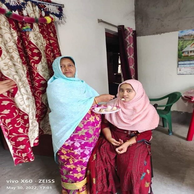 *রাজ্যে প্রথম হবার পর থেকেই গ্রামজুড়ে খুশির আবহ তৈরি হয়েছে। পাড়া-প্রতিবেশীরা ছুটে এসেছেন সারিফার বাড়িতে। মাদ্রাসার শিক্ষক শিক্ষিকারা খবর পেয়ে ছুটে এসেছেন তার বাড়িতে। মেয়ের এমন সাফল্যের খুশি শারিফার মা সোয়েফা বিবি। 