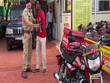 থানার পুলিশ আধিকারিকের সঙ্গে সেই ফুড ডেলিভারি বয়৷ 