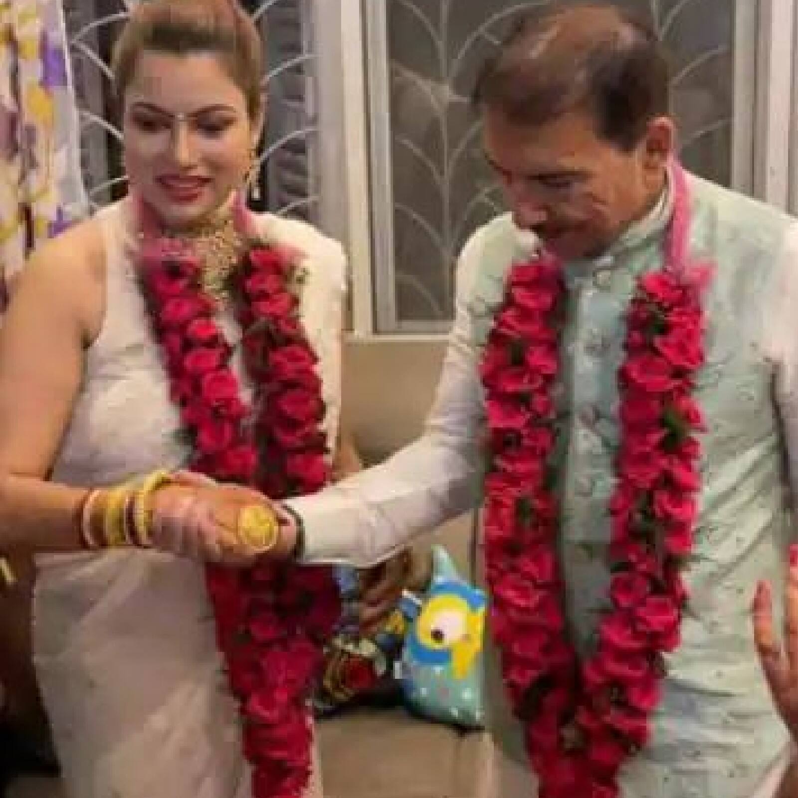 দ্বিতীয় স্ত্রী বুলবুল সাহা তাঁর থেকে ২৮ বছরের ছোট। তা নিয়ে বিস্তর কথা হচ্ছে চারপাশে। তবে সেসব অরুণ লালের কানে ঢুকছে না। তিনি এখন জীবনে দ্বিতীয়বার হানিমুন পর্বে। নতুন স্ত্রীর সঙ্গে সবে তো তাঁর সেকেন্ ইনিংস শুরু।