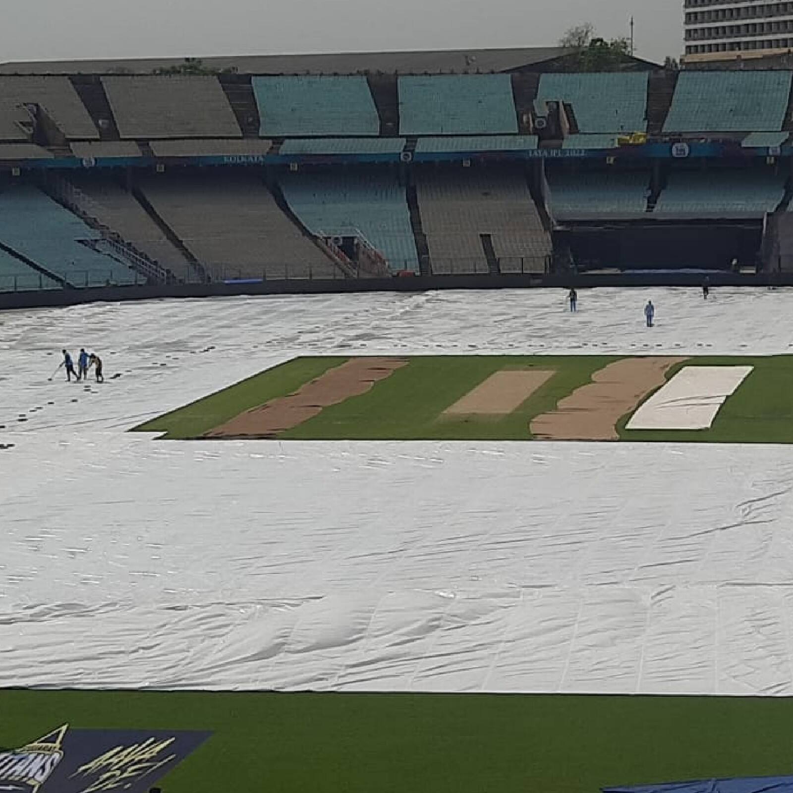 আজ ইডেনে ম্যাচ ডে। আর আজই কি না বেলা বাড়তে কলকাতার আকাশের মুখ ভার। কয়েক পশলা বৃষ্টিও হল বেলার দিকে।