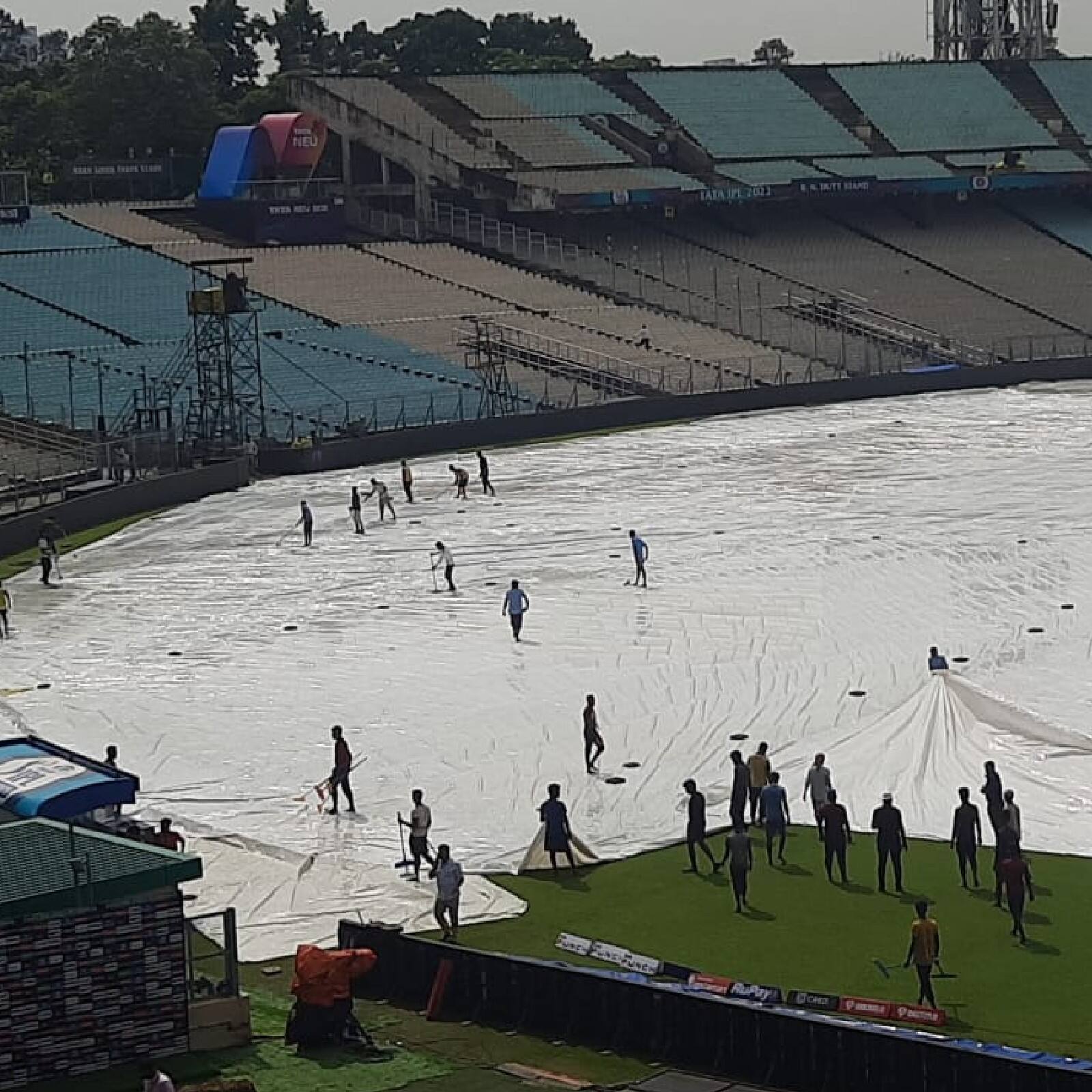 বেলার দিকে বৃষ্টি নামতেই ইডেনের মাঠ ঢেকে ফেলা হল কভারে। বৃষ্টি বাড়তেই চিন্তার ভাঁজ দেখা দিয়েছিল সিএবি কর্তাদের কপালে।