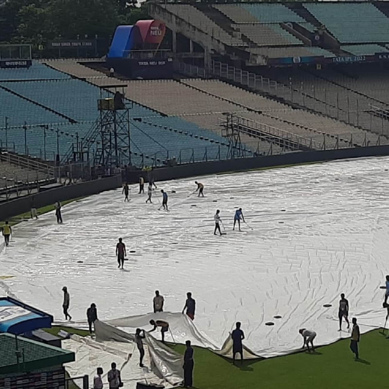 ইডেনের পিচ কিউরেটর সুজন মুখোপাধ্যায় জানিয়েছেন, আর বৃষ্টি না হলে আজ গুজরাট টাইটান্স বনাম রাজস্থান রয়্যালস ম্যাচ নির্ধারিত সময়েই শুরু হবে।