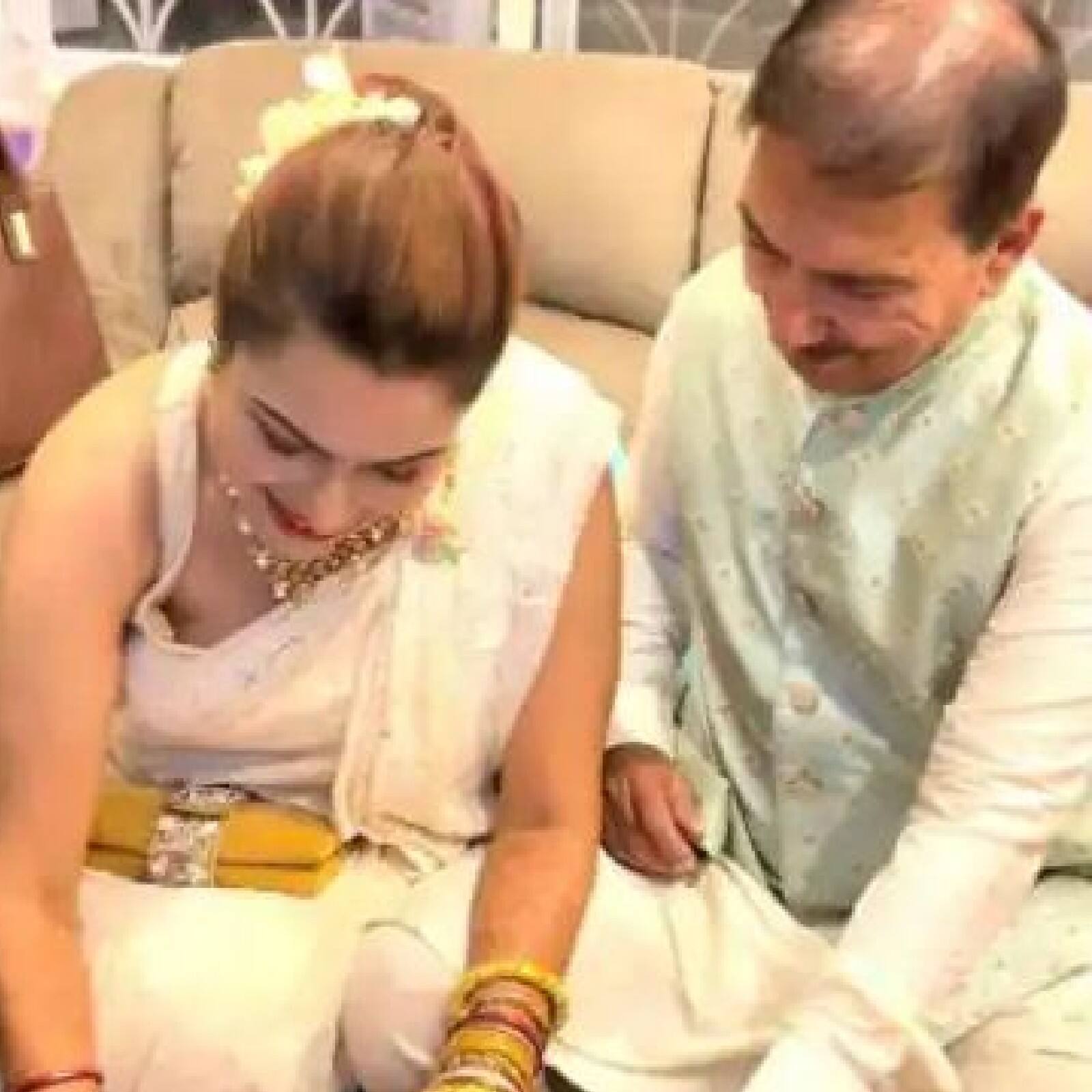 বেঙ্গালুরুর এম চিন্নাস্বামী স্টেডিয়ামে হবে বাংলা-ঝাড়খণ্ড ম্যাচ। সেখানে অরুণ লালের সঙ্গে হাজির থাকবেন তাঁর স্ত্রী বলবুল।