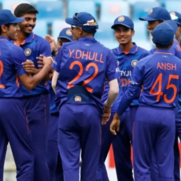 অনীশ্বর গৌতমকে আরসিবি দলে নিয়েছিল ২০ লাখ টাকায়। বিশ্বকাপজয়ী ভারতের অনূর্ধ্ব-১৯ দলের সদস্য ছিল গৌতম। আইপিএল ২০২২-এ বেঞ্চে বসেই কেটে গেল অনীশ্বরের।
