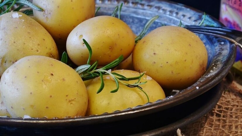 একটা আলু ধুয়ে, খোসা ছাড়িয়ে রান্নায় দিয়ে দিন। আলু অতিরিক্ত নুন শুষে নেবে। রান্নায় কুড়ি মিনিট মতো আলুটা রাখলেই হবে, তারপর প্রয়োজন হলে তুলে দেবেন, না হলে রেখে দেবেন। রান্না যদি ঝোলঝোল হয়, তবে এক টুকরো আলু প্রায় ২০ মিনিট মতো ফোটাতে হবে, নুনভাব চলে যাবে। 