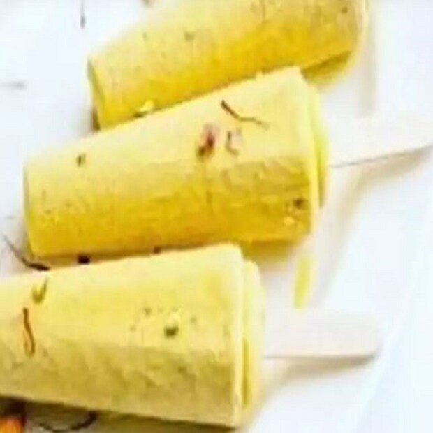 আমন্ড-মালাই কুলফি: প্রথমে মাঝারি আঁচে এক কাপ জল ফোটাতে হবে। তাতে দিতে হবে এক মুঠো আমন্ড। এক মিনিট ফুটুক। এবার জল ছেঁকে আমন্ডগুলোকে আলাদা করে ঠান্ডা জলে ধুয়ে খোসাগুলো ছাড়িয়ে ব্লেন্ডারে দিয়ে বানাতে হবে মিহি পেস্ট। এবার আরেকটা প্যানে মাঝারি আঁচে কয়েকটা পেস্তা ভেজে নিতে হবে। হয়ে গেলে ছোট ছোট টুকরো করে নিতে হবে। এখন একটা বড় বাটিতে এক কাপ কনডেন্সড মিল্ক, ১/৪ কাপ ফ্রেশ ক্রিম নিয়ে তাতে আমন্ডের পেস্ট মিশিয়ে ভালো করে ব্লেন্ড করতে হবে। এবার তাতে হাফ কাপ ফুল ক্রিম দুধ দিয়ে আরও একবার ব্লেন্ড করে নিতে হবে। শেষে উপরে ভাজা পেস্তা ছড়িয়ে সেগুলো ছাঁচে দিয়ে ঢুকিয়ে দিতে হবে ফ্রিজে। ২-৩ ঘণ্টার মধ্যে সেট হয়ে গেলে পরিবেশন করা যাবে।