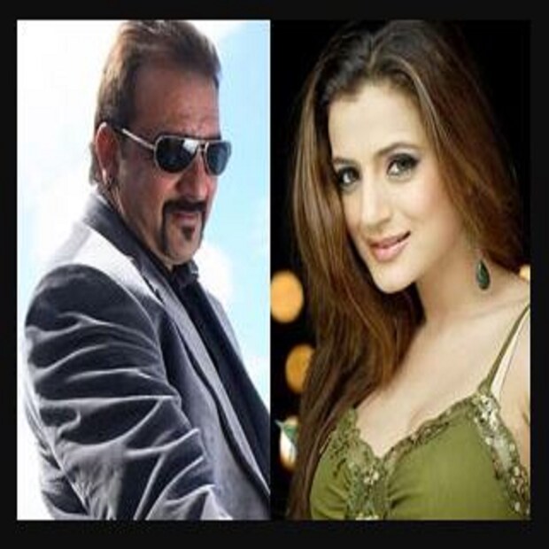 •বিয়ের অনুষ্ঠানে খুবই উন্মুক্ত পোশাক পরে এসেছিলেন আমিশা৷ এতটাই খোলামেলা ছিল তাঁর পোশাক যে শালীনতার মাত্রা ছাড়ায়৷ তাঁকে এভাবে দেখে মোটেই পছন্দ হয়নি সঞ্জয়ের৷ স্ত্রী মান্যতার সঙ্গে সেখানে উপস্থিত সঞ্জয়, আমিশার গায়ে ওড়না জড়িয়ে দেন৷ ব্যাস, এতে রেগে আগুন হয় কহো না প্যার হে-র নায়িকা!