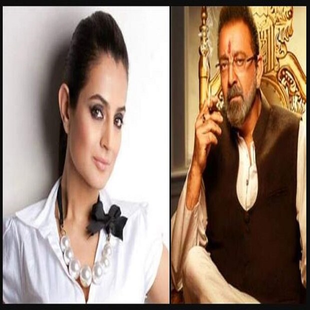 •সঞ্জয়ের উপর চিৎকার করতে থাকেন তিনি৷ এমনকী সঞ্জয় তাঁকে কুমতলবে স্পর্শ করেছেন, এমন অভিযোগও উঠে আসে৷ পরবর্তীতে সঞ্জয় সেখান থেকে চলে যান৷ গোয়া থেকে ফিরে আসেন মুম্বই৷ সঞ্জয় দত্ত খুব পুরনোপন্থি৷ জানিয়েছেন তাঁর এক বন্ধু৷ মেয়েদের খোলামেলা পোশাক খুব বেশি পছন্দ করেন না অভিনেতা৷ ফলে বিয়েবাড়িতে আমিশার এমন সাজ, পছন্দ হয়নি সঞ্জয়ের৷ সে কারণে আমিশাকে তিনি ওড়না দিয়ে ঢেকে দেওয়ার চেষ্টা করেন৷