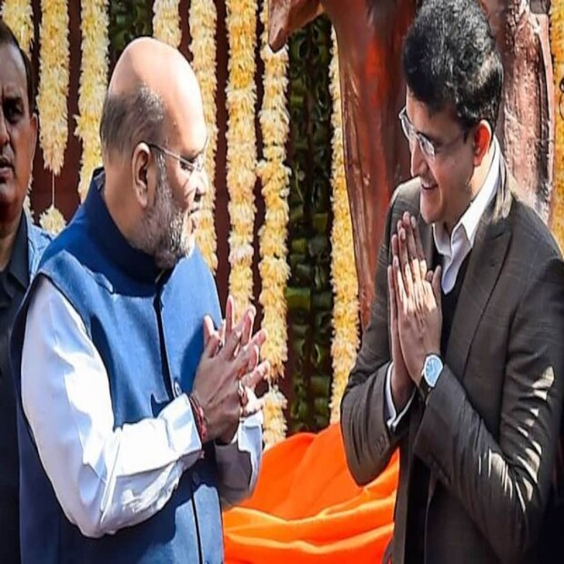সৌরভ এবং ডোনা গঙ্গোপাধ্যায় ছাড়াও অমিত শাহ সহ বিজেপি নেতাদের আপ্যায়নে হাজির ছিলেন স্নেহাশিস গঙ্গোপাধ্যায়ও৷ রাত ৮.৫০ নাগাদ সৌরভের বাড়ি থেকে বেরিয়ে যান অমিত শাহ৷  দু' পক্ষ থেকেই শুরু থেকে দাবি করা হয়েছে, এই সাক্ষাৎ ছিল সম্পূর্ণ সৌজন্যমূলক৷ 