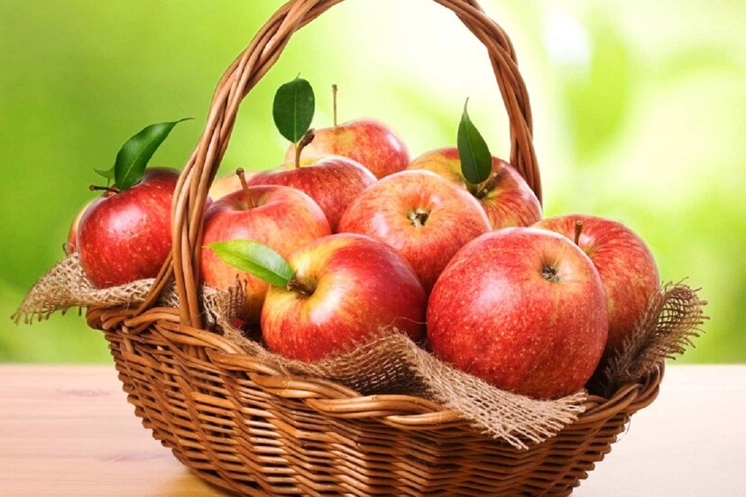 একটি প্রচলিত কথা আছেই An Apple a day keeps doctor away অর্থাৎ প্রতিদিন একটি আপেল খেলে তা বিভিন্ন রোগ বোগের থেকে দূরে রাখে ৷ প্রতীকী ছবি ৷