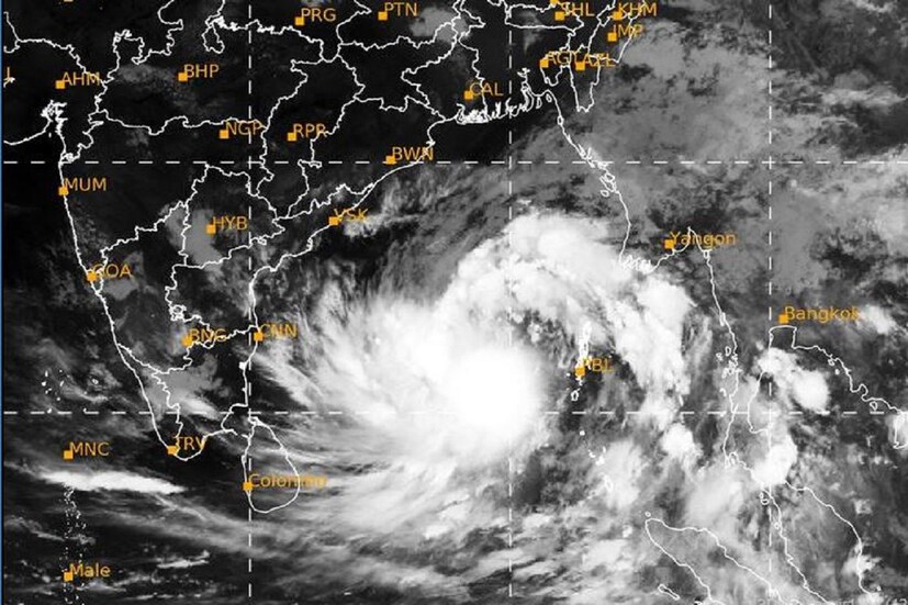 IMD -র মহানির্দেশক মৃত্যুঞ্জয় মহাপাত্র ওয়েদার আপডেটে (Weather Update) বলেছেন সাইক্লোন উত্তর -উত্তর-পূর্বের দিকে যাবে এবং অন্ধ্র ও ওড়িশার তটভূমির পাশ দিয়ে পশ্চিমবঙ্গের বঙ্গোপসাগরীয় খাঁড়িতে ধ্বংসলীলা শানাবে৷ ১০ মে অবধি এই সাইক্লোন এগোতে থাকবে তারপর সমুদ্র উপকূলের উত্তর এবং উত্তর পূর্ব দিকে এগোবে৷ Photo Courtesy- IMD/ Sattlite Picture