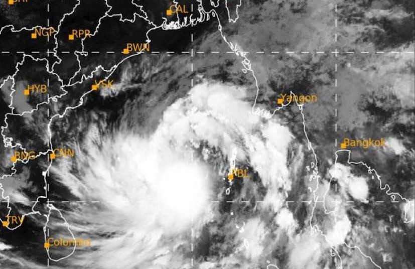 হাওয়ার গতিবেগ কত হবে?  এখনও অবধি এই সাইক্লোন যেভাবে রূপ বদলাচ্ছে তাতে সরাসরি ল্যান্ডফল কোনও রাজ্যেই হবে না বলেই মনে হচ্ছে৷ কিন্তু তাতেও হাওয়ার গতিবেগ প্রতি ঘণ্টায় যথেষ্ট জোরালো থাকবে৷ কিন্তু ৯ মে এই সাইক্লোনের গতি ১২৫ কিলোমিটার প্রতি ঘণ্টা হবে৷ যদি সাবধানতা অবলম্বন না করা হয় তাহলে প্রাণ ও সম্পত্তিহানির আশঙ্কা থাকবে৷ ১২ মে পশ্চিমবঙ্গের উপকূলবর্তী এলাকায় ৮০-৯০ কিমি প্রতি ঘণ্টা বেগে বইবে হাওয়া৷