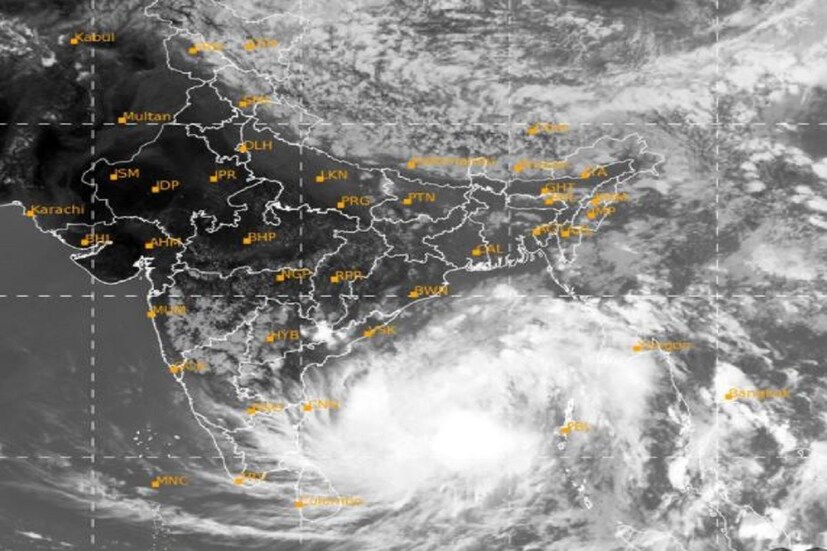 আইএমডি সিনিয়র বিজ্ঞানী উমাশঙ্কর দাস জানিয়েছেন, সাইক্লোন অশনি উত্তর পশ্চিম দিকে এই মুহূর্তে ১৬ কিলোমিটার প্রতি ঘণ্টা গতিতে এগোতে শুরু করে দিয়েছে৷ বিশাখাপত্তনমের দক্ষিণ পূর্ব দিকে ৯৭০ কিলোমিটার এবং পুরীর দক্ষিণ পূর্ব দিকে ১০২০ কিলোমিটার দূরে রয়েছে৷