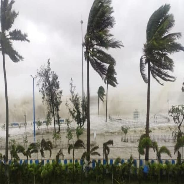 সোমবার থেকে বিক্ষিপ্তভাবে বজ্রবিদ্যুৎ সহ বৃষ্টির সম্ভাবনা দক্ষিণবঙ্গের জেলাগুলিতে। মঙ্গলবার মেঘলা আকাশ এবং বজ্রবিদ্যুৎ সহ বৃষ্টির সম্ভাবনা বেশি থাকবে। উপকূলের জেলাগুলিতে বৃষ্টির পরিমাণ বেশি হবে। বুধবার থেকে শুক্রবার দক্ষিণবঙ্গের উপকূলের জেলাগুলিতে দু-এক পশলা ভারী বৃষ্টি বিক্ষিপ্ত ঝোড়ো হাওয়া। অন্য জেলাতে হালকা মাঝারি বৃষ্টির পূর্বাভাস। উত্তরবঙ্গের ক্ষেত্রে আজ বিক্ষিপ্তভাবে বজ্রবিদ্যুৎ সহ বৃষ্টি। উপরের দিকের জেলাগুলিতে বৃষ্টির সম্ভাবনা বেশি। মঙ্গলবার থেকে উত্তরবঙ্গের সব জেলাতেই বৃষ্টির পরিমাণ বাড়বে। কলকাতায় আজ আংশিক মেঘলা আকাশ। বৃষ্টির সম্ভাবনা সামান্য। তাপমাত্রা বাড়বে,আর্দ্রতা জনিত অস্বস্তিও বেশি থাকবে। আজ সকালে সর্বনিম্ন তাপমাত্রা ২৭.২ ডিগ্রি সেলসিয়াস। স্বাভাবিকের ১° বেশি। গতকাল বিকেলে সর্বোচ্চ তাপমাত্রা ছিল ৩৫.৭ ডিগ্রি সেলসিয়াস ,স্বাভাবিক। বাতাসে আপেক্ষিক আর্দ্রতার পরিমাণ ৪৫ থেকে ৮৯ শতাংশ। বৃষ্টি হয়েছে ১.৩ মিলিমিটার। (তথ্য: বিশ্বজিৎ সাহা)
