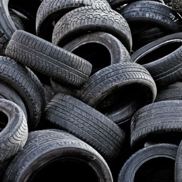 কালো (Black Tyres) ছাড়া এখন আর অন্য কোনও রঙের টায়ার পাওয়া যায় না। অথচ আজ থেকে ১২৫ বছর আগে টায়ারের রঙ হত সাদা।  