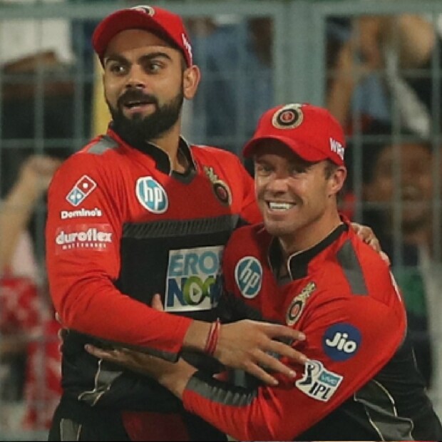 আরসিবি সোশ্যাল মিডিয়ায় একটি ভিডিও প্রকাশ করেছে। সেই ভিডিওতে বিরাট কোহলি কথা কথায় এবিডির ফিরে আসার খবর দিয়েছেন। 