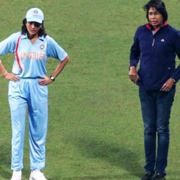 অনুষ্কা বলেছিলেন, ঝুলন যে সময় ক্রিকেট মাঠে নিজেকে প্রতিষ্ঠা করেছিলেন, তখন এদেশে মেয়েরা মাঠে খেলা দেখতে যাওয়ার আগেও দুবার ভাবত।
