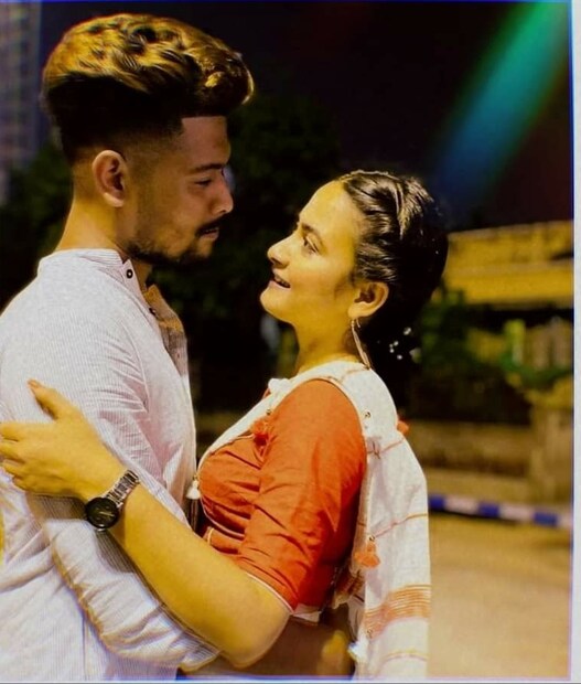 প্রসঙ্গত, রবিবার সকালে দক্ষিণ শহরতলির গড়ফার আবাসন থেকে পল্লবীর ঝুলন্ত দেহ উদ্ধার করা হয়। তাঁর গলায় বিছানার চাদর জড়ানো ছিল। দরজা ভেঙে ঢুকে পল্লবীর ঝুলন্ত দেহ দেখতে পান বলে দাবি করেন পল্লবীর লিভ-ইন সঙ্গী সাগ্নিক চক্রবর্তী। তারপর পুলিশে খবর দেওয়া হয়। দেহ উদ্ধার করে ময়নাতদন্তের জন্য পাঠায় পুলিশ।